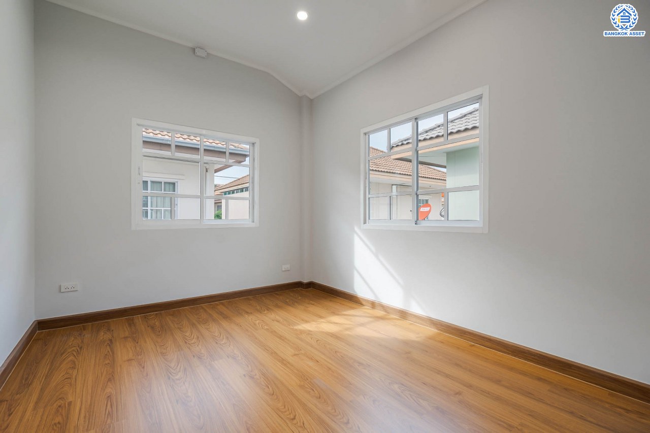 บ้านมือสองตกแต่งใหม่ ทำเลโซนเมือง! หลังมุม ม.ปัญฐิญา1 พระราม5 ตกแต่งดีไซน์ทันสมัย เนื้อที่ 55.5 ตร.ว. หลังใหญ่พร้อมอยู่ ฟังก์ชัน 3 ห้องนอน 3 ห้องน้ำ 2 ที่จอดรถ พร้อมเรือนรับรอง ทำเลศักยภาพ เชื่อมต่อถนนหลายสาย ใกล้รถไฟฟ้า "สถานีแยกติวานนท์"